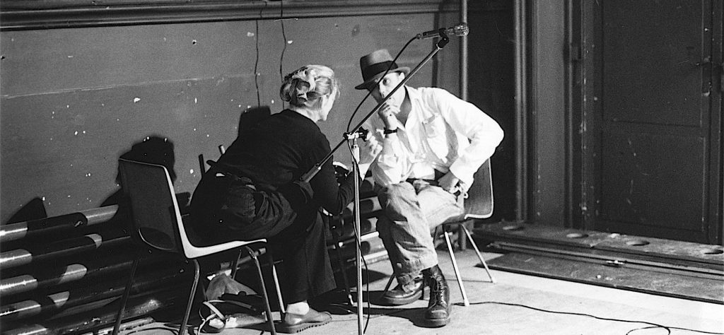 Joseph Beuys en Louwrien Wijers in gesprek in 1978 in Arnhem